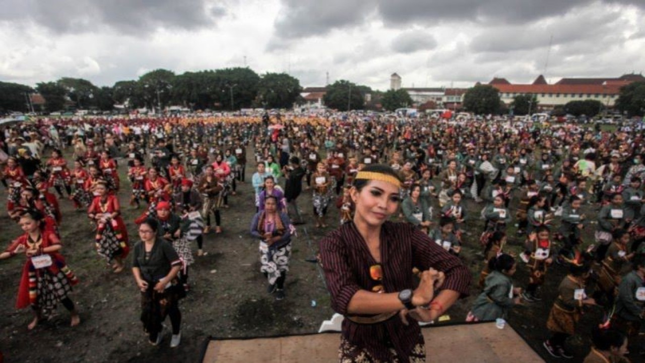 Warga membawakan tarian Jaranan saat acara Jogja Menari 2018 di Alun-Alun Utara, Yogyakarta, Minggu (23/12/2018). ANTARA FOTO/Andreas Fitri Atmoko/pras.
