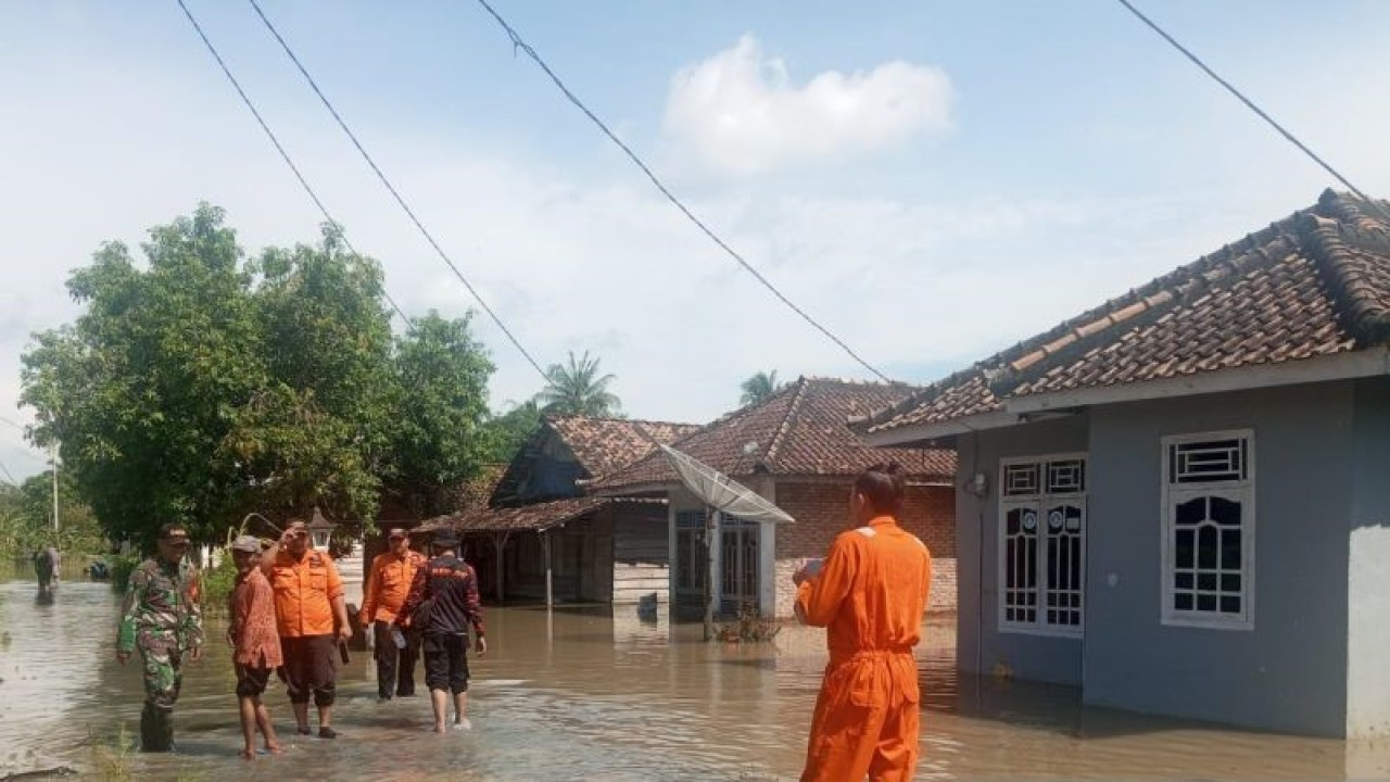 Ratusan rumah warga di Kabupaten OKU Timur dilanda banjir, Minggu (23/4). (ANTARA/Edo Purmana/23)