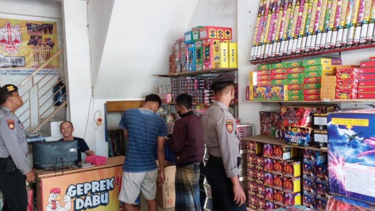 Razia petasan ke salah satu toko penjual kembang api di Pamekasan, Jawa Timur oleh aparat polres setempat. (ANTARA/HO-Polres Pamekasan)