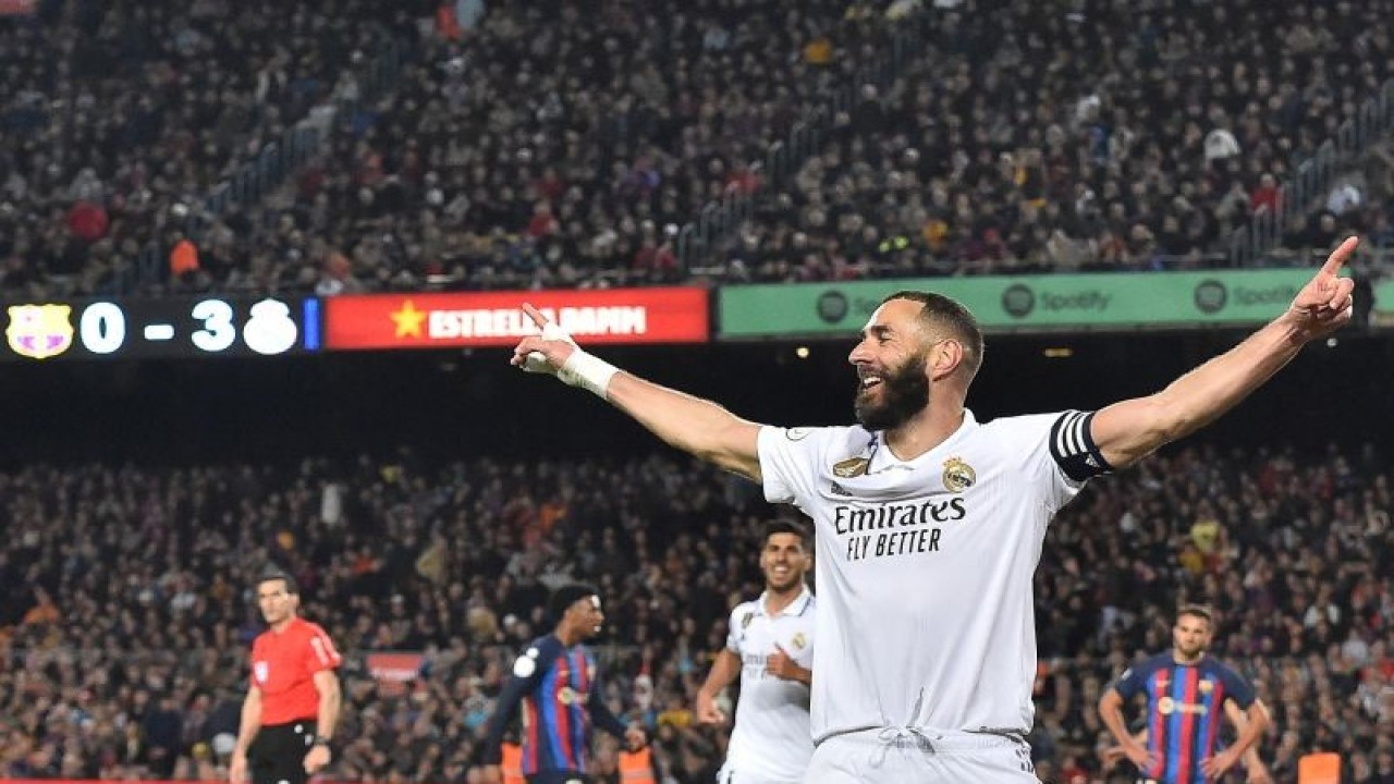 Selebrasi Karim Benzema setelah mencetak gol keempat Real Madrid dalam pertandingan leg kedua semifinal Copa del Rey melawan Barcelona di Camp Nou pada 6 April 2023. ANTARA/AFP/PAU BARRENA