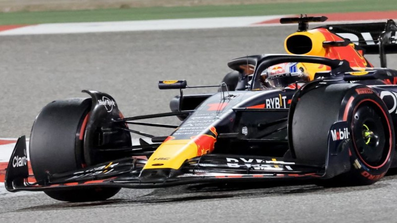 Pebalap tim Red Bull Max Verstappen saat menjalani balapan Grand Prix Bahrain, Sirkuit Internasional Bahrain, Sakhir. (5/3/2023) (AFP/GIUSEPPE CACACE)