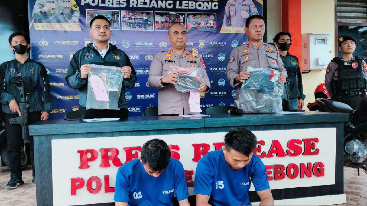 Dua tersangka pelaku pembunuhan sadis yang sempat memburon selama empat bulan berhasil ditangkap petugas Polres Rejang Lebong, Senin, (10/4/2023).