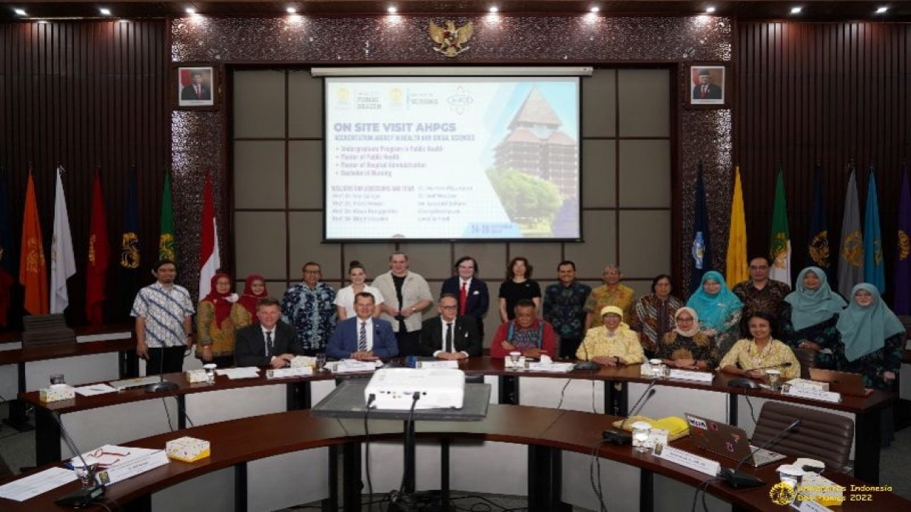 Rektor UI Prof. Ari Kuncoro (tengah duduk) ketika FKM dan FIK UI raih akreditas internasional AHPGS (ANTARA/HO: Humas UI)