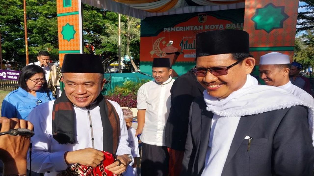 Rektor UIN Datokarama Palu Profesor Sagaf Pettalongi (kiri) bersama Wali Kota Palu Hadianto Rasyid (kanan). (ANTARA/Muhammad Hajiji)