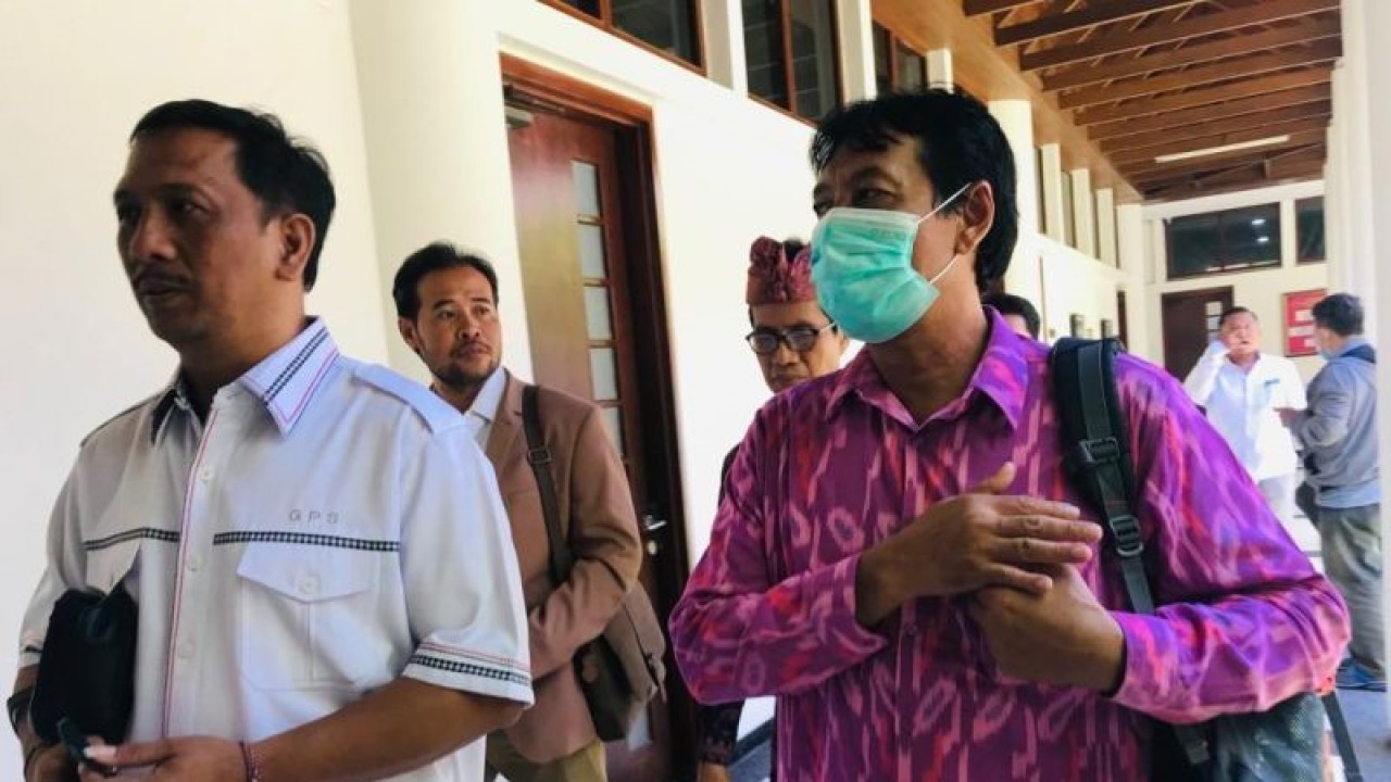 Rektor Universitas Udayana Bali Prof. I Nyoman Gde Antara (kanan) menghadiri panggilan penyidik Pidana Khusus Kejaksaan Tinggi Bali sebagai tersangka dugaan korupsi dana sumbangan pengembangan institusi (SPI) penerimaan mahasiswa baru seleksi jalur mandiri di Denpasar, Bali, Kamis (6/4/2023). ANTARA/Rolandus Nampu