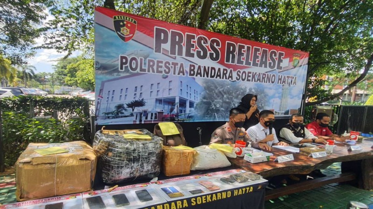 Kasatreskrim, Kompol Reza Fahlevi saat menunjukan sejumlah barang bukti hasil ungkap penyelundupan satwa dilindungi di Mapolreta Bandara Soetta. ANTARA/Azmi