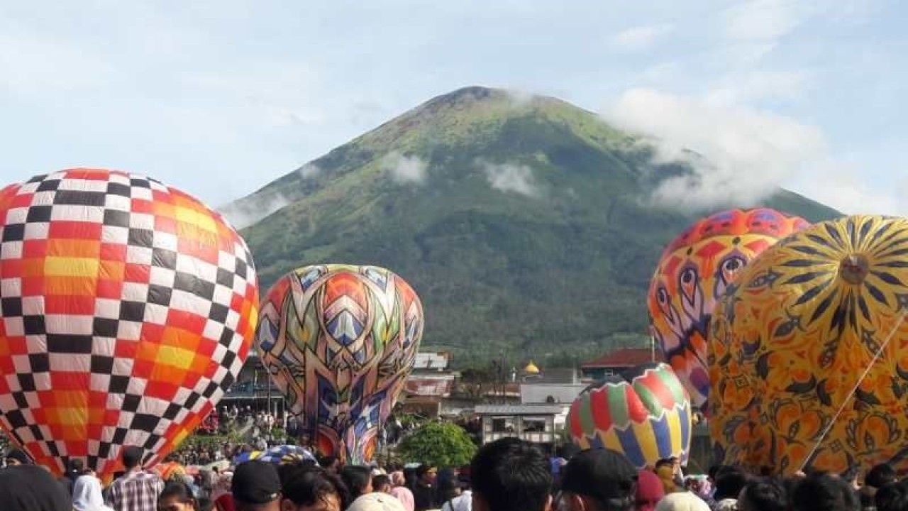 Ribuan orang menyaksikan festival balon udara di Lapangan Kledung Kabupaten Temanggung. ANTARA/Heru Suyitno