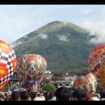 Ribuan orang menyaksikan festival balon udara di Lapangan Kledung Kabupaten Temanggung. ANTARA/Heru Suyitno-1682665008
