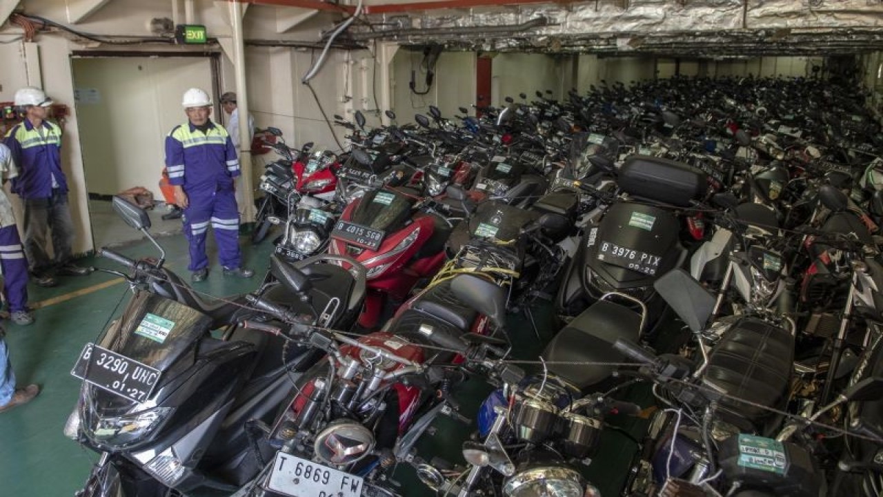 Sejumlah motor pemudik di Kapal KM Dobonsolo di Terminal Penumpang Tanjung Priok, Jakarta, Senin (17/4/2023). Pada program Mudik Gratis Sepeda Motor Naik Kapal Laut 2023, ANTARA FOTO/Muhammad Adimaja/foc. (ANTARA FOTO/MUHAMMAD ADIMAJA)