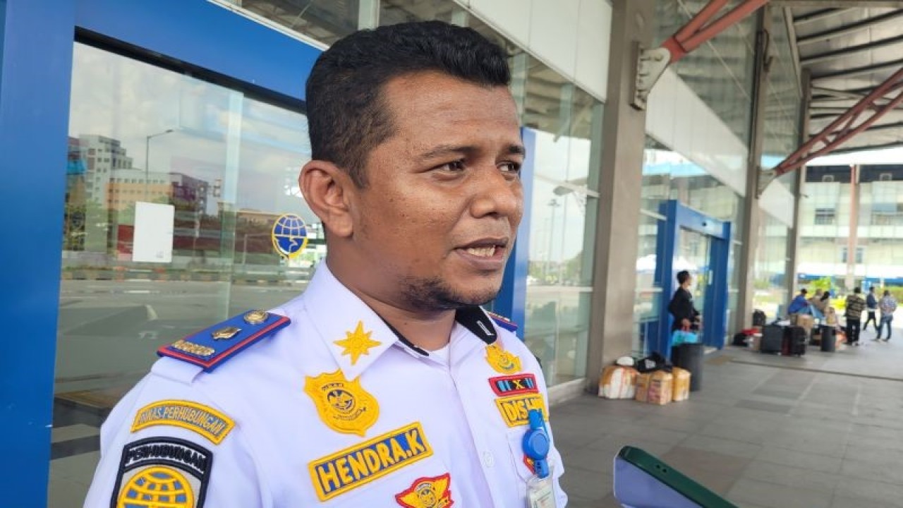 Koordinator Satuan Pelaksana Operasional Terminal Terpadu Pulo Gebang Hendra Kurniawan saat ditemui di Terminal Terpadu Pulo Gebang, Jakarta, Selasa (25/4/2023). (FOTO ANTARA/Sean Filo Muhamad)