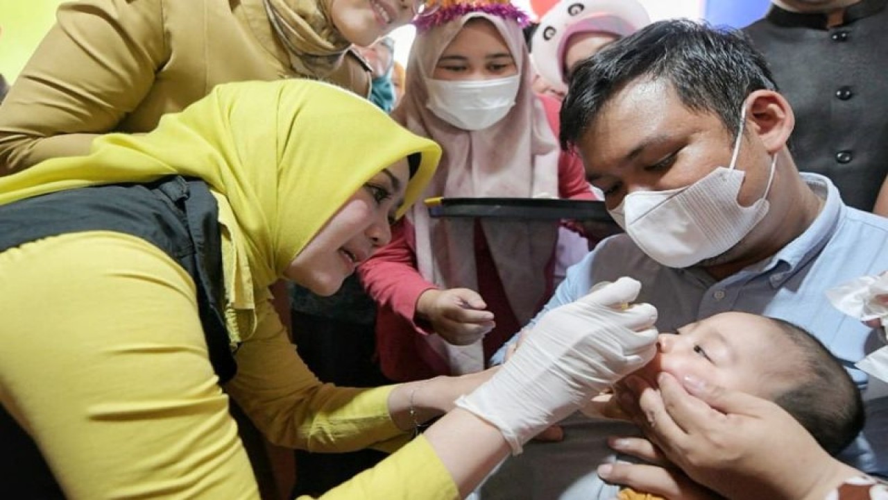 Ketua TP-PKK Provinsi Jawa Barat Atalia Praratya Ridwan Kamil meninjau pelaksanaan imunisasi polio di Posyandu Mawar 11, Kelurahan Nagri Kaler, Kecamatan Purwakarta, Kabupaten Purwakarta, Senin (3/4/2023). (ANTARA/HO-Humas Pemda Jawa Barat)