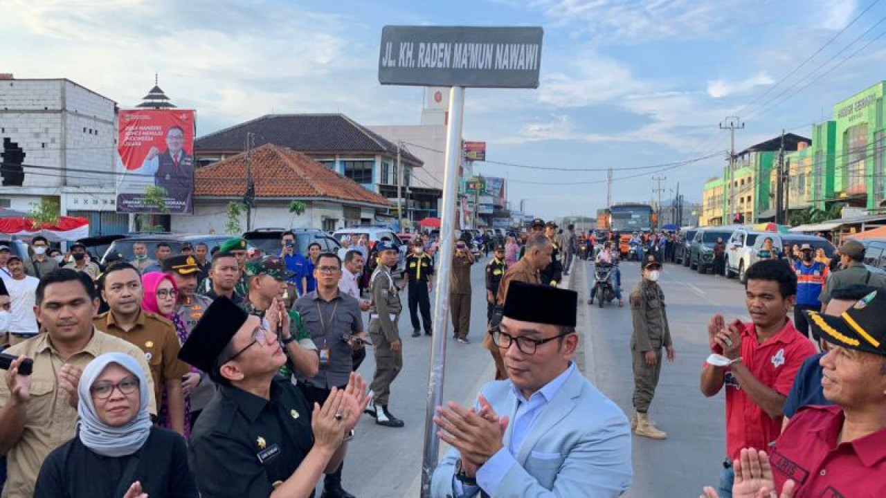 Penjabat Bupati Bekasi Dani Ramdan mendampingi Gubernur Jawa Barat Ridwan Kamil saat meresmikan perubahan nama jalan dari Jalan Cikarang-Cibarusah menjadi Jalan KH. Raden Ma'mun Nawawi di Desa Sukadami, Kecamatan Cikarang Selatan, Selasa (11/04/2023). ANTARA/Pradita Kurniawan Syah