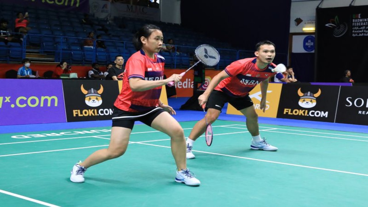 Ganda campuran Rinov Rivaldy/Pitha Haningtyas Mentari mengukir kemenangan dua gim langsung yang diraih hanya dalam 19 menit atas pasangan Chamath Dias/Natasha Gunasekera pada babak pertama Kejuaraan Badminton Asia (BAC) 2023 di Dubai, Uni Emirat Arab, Rabu. (ANTARA/HO-PP PBSI)