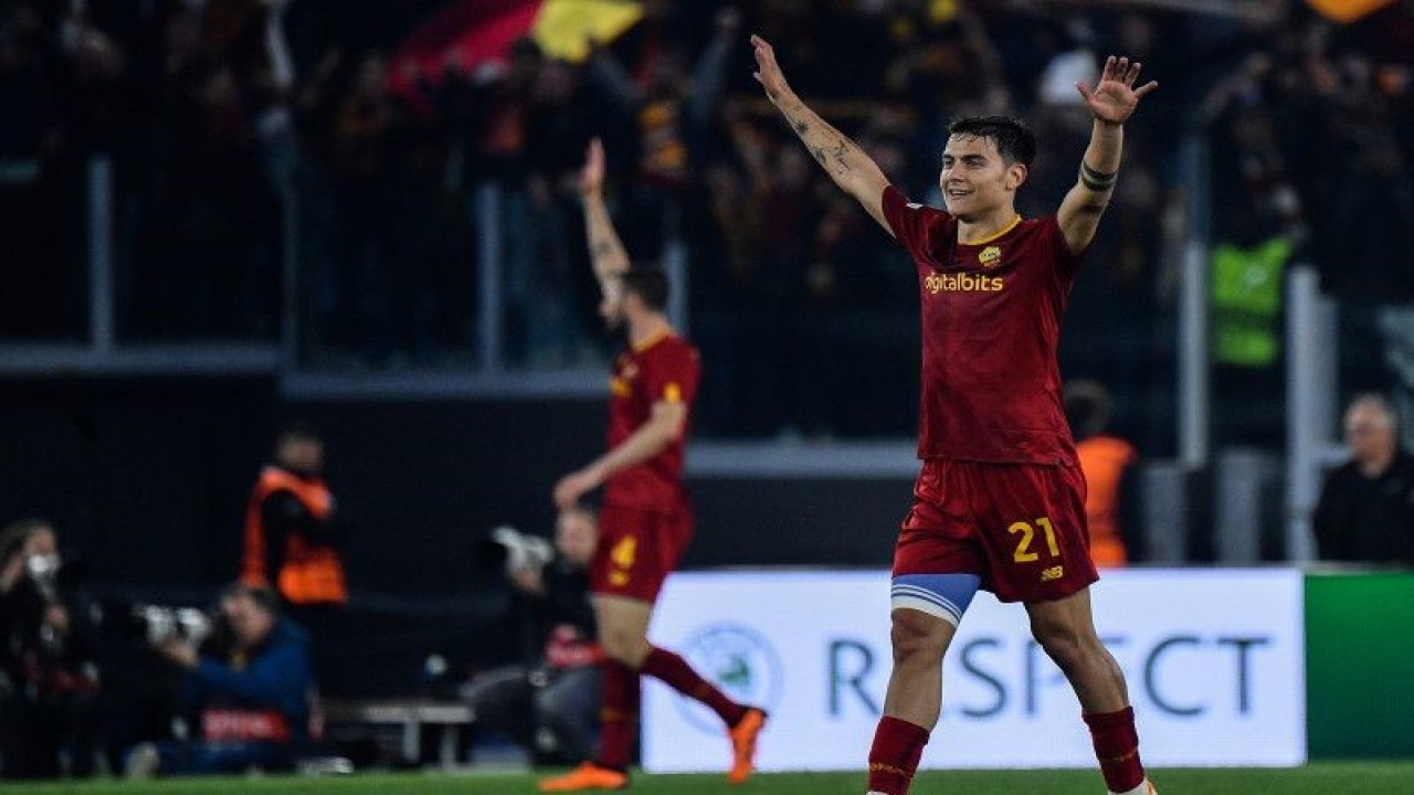 Selebrasi Paulo Dybala (kanan) setelah AS Roma lolos ke semifinal Liga Europa setelah menyingkirkan Feyenoord di Olympic stadium pada 21 April 2023. ANTARA/AFP/FILIPPO MONTEFORTE