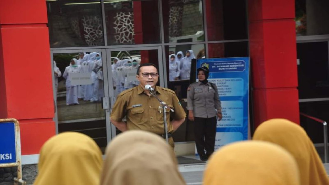 Direktur Utama RSAM Bukittinggi, Busril, saat memimpin kegiatan di rumah sakit setempat bersama jajaran kesehatan. RSAM maksimalkan pelayanan selama libur lebaran 2023.