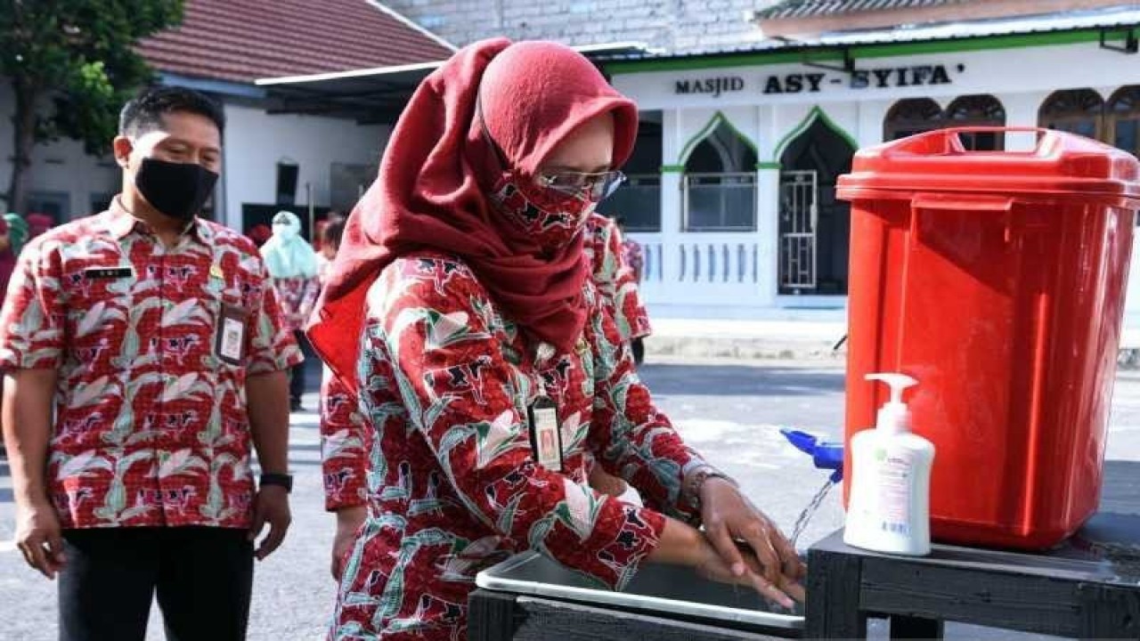 Kepala Dinas Kesehatan Kabupaten Boyolali dr Ratri S Survivalina saat melakukan gerakan cuci tangan dengan sabun di kantor Dinkes Boyolali, Kamis (15/10/2020). (ANTARA/Bambang Dwi Marwoto)