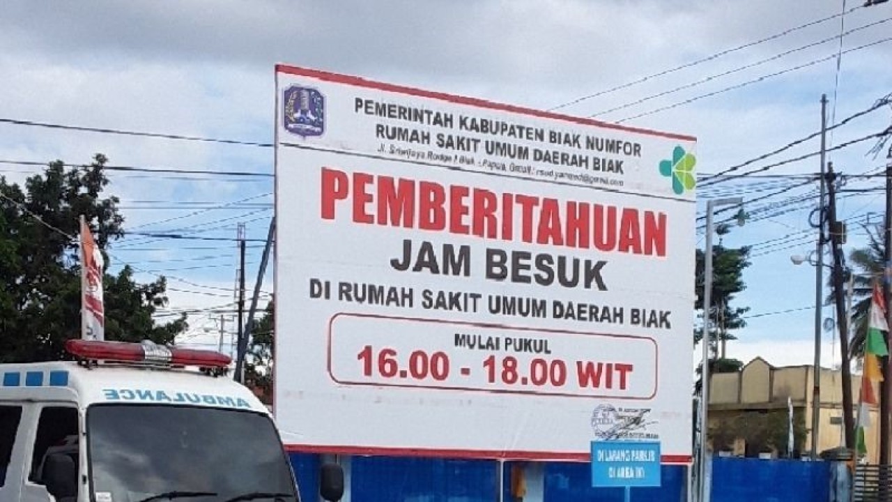 Pemberitahuan kepada masyarakat Biak Numfor,Papua terkait perubahan jam besuk pasien rawat inap di RSUD Biak.ANTARA/Muhsidin