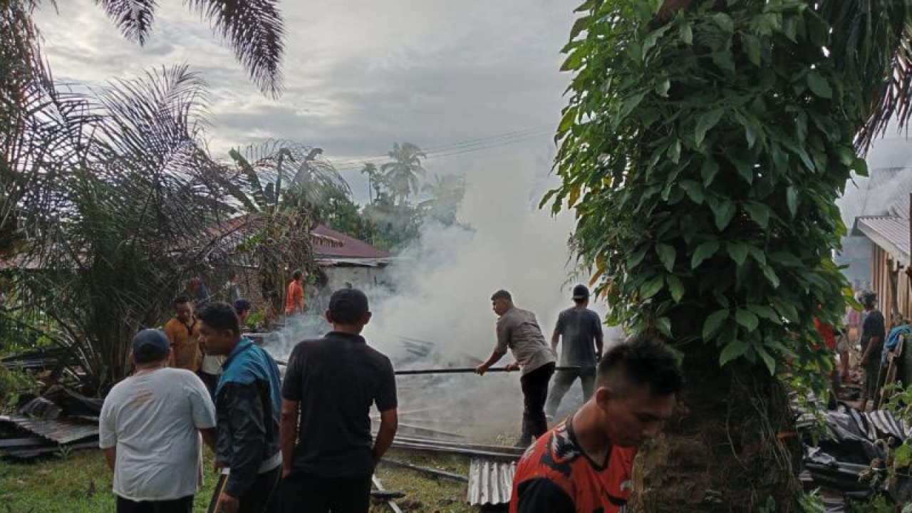 Warga membantu memadamkan api yang membakar dua rumah warga di Desa Pasar Baru, Kabupaten Mukomuko, Provinsi Bengkulu, Selasa (4/4/2023). (ANTARA/Dokumentasi Pemdes Pasar Baru)