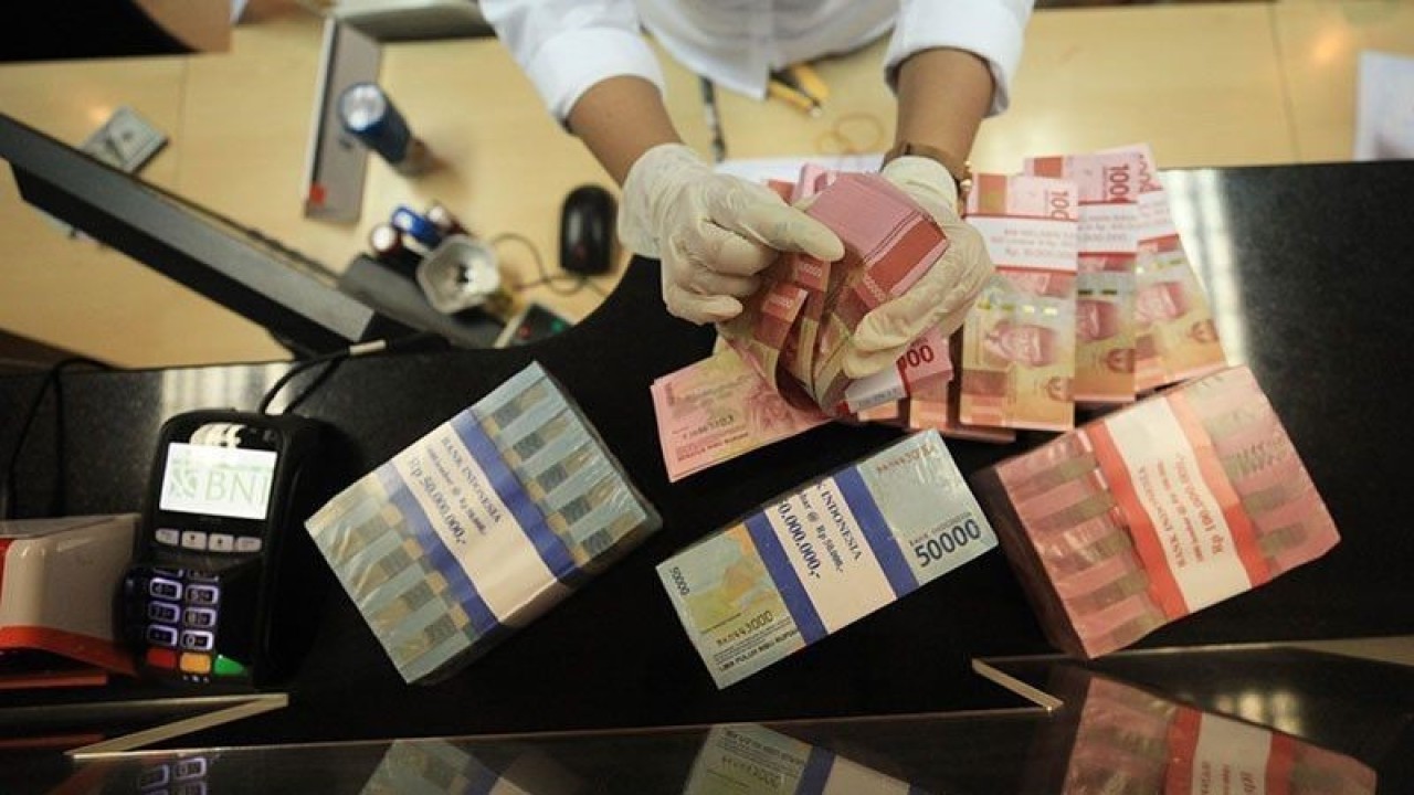 Ilustrasi - Petugas menghitung uang dolar AS dan uang rupiah di salah satu kantor cabang PT Bank Negara Indonesia (Persero) Tbk, KCU Melawai, Jakarta, Selasa (16/8/2022). ANTARA FOTO/Reno Esnir/foc/pri.