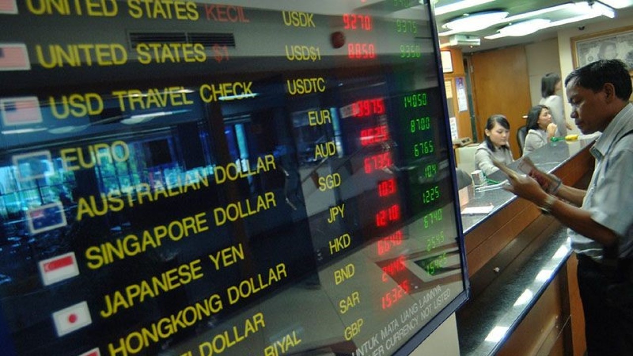Ilustrasi - Seorang nasabah menghitung uang di salah satu tempat penukaran valuta asing di Jakarta. FOTO ANTARA/Puspa Perwitasari/nz/aa