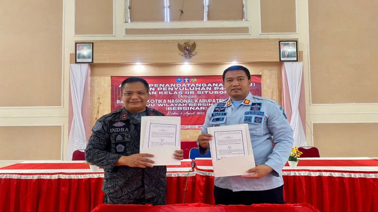Kepala Rutan Kelas IIB Situbondo Rudi Kristiawan dan Kepala BNN Lumajang AKBP Indra Brahmana usai menandatangani MoU perangi narkoba. Rabu (6/4/2023) ANTARA/HO-ist