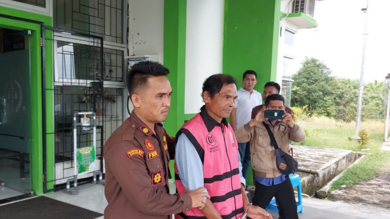 Tersangka SA saat dibawa ke ruang tahanan Polres Bengkulu Tengah. (ANTARA/Anggi Mayasari)
