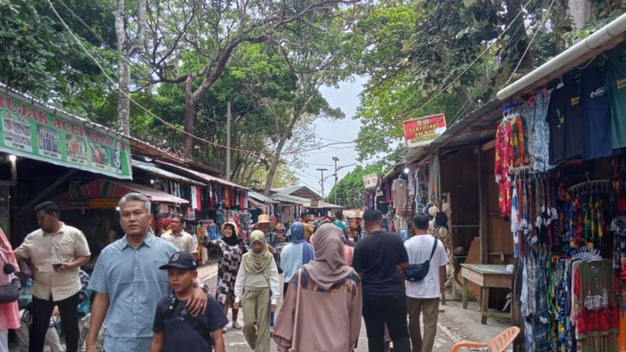 Wisatawan saat libur Lebaran 2023 memadati pusat perbelanjaan oleh-oleh di objek wisata Kilometer Nol Indonesia di Kota Sabang, Aceh. ANTARA/Arwella Zulhijjah Sari