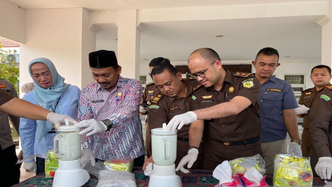 Petugas memusnahkan barang bukti sabu-sabu di halaman Kantor Kejaksaan Negeri Aceh Utara, Kamis (6/4/2023). ANTARA/HO/Dok-Kejari Aceh Utara.