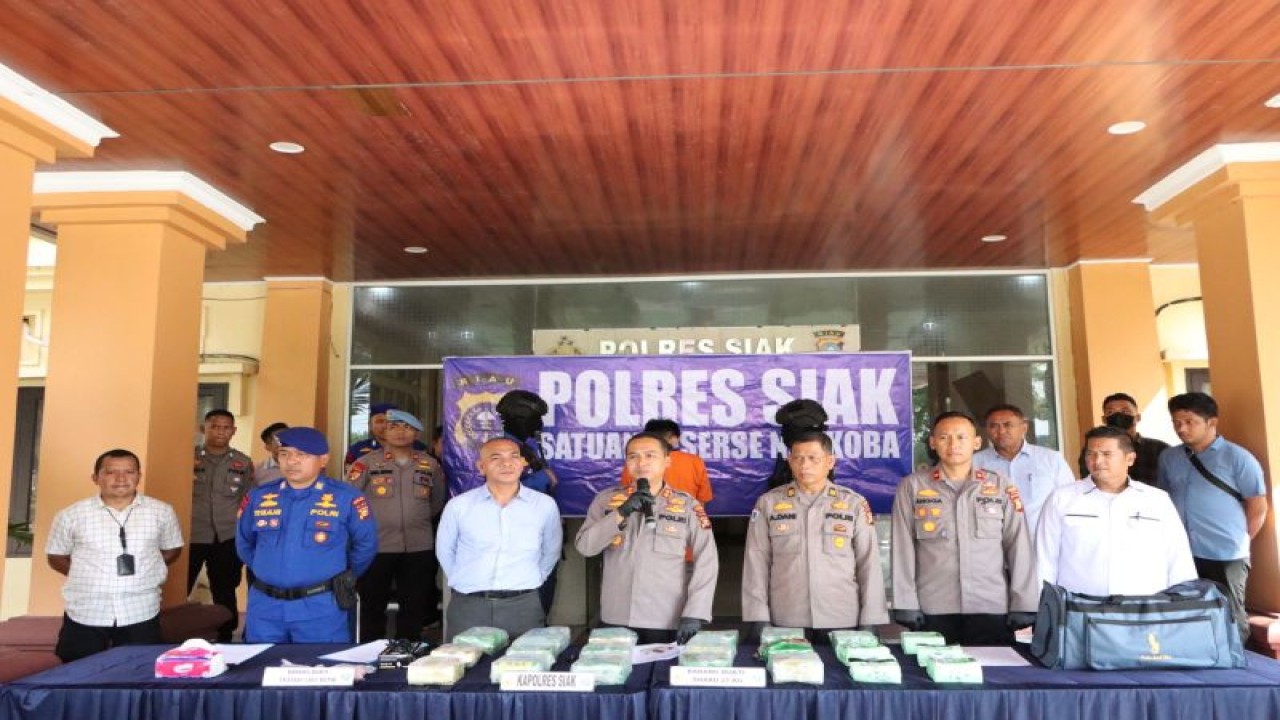 Polres Siak dan Satpolairud memperlihatkan barang bukti 21 Kg sabu-sabu dan 1.897 butir pil ekstasi dari seorang penumpang kapal di Tanjung Karimun. (ANTARA/HO-Polresta Siak)