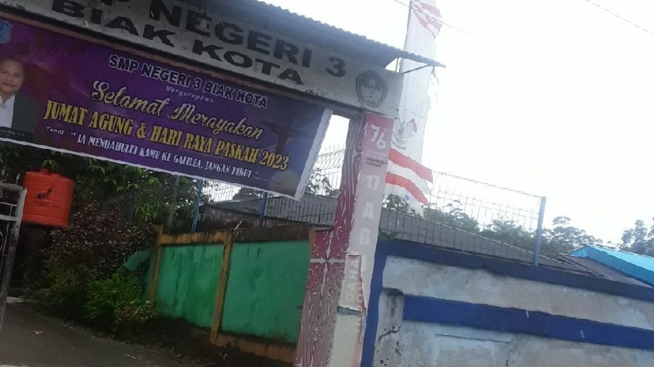 Salah satu sekolah SMP Negeri 3 Biak. ANTARA/Muhsidin