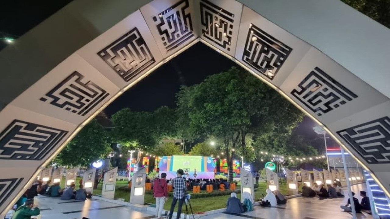 Salah satu sudut di Taman Asmaul Husna di kawasan Masjid Nasional Al Akbar Surabaya (MAS). (ANTARA/Humas MAS)