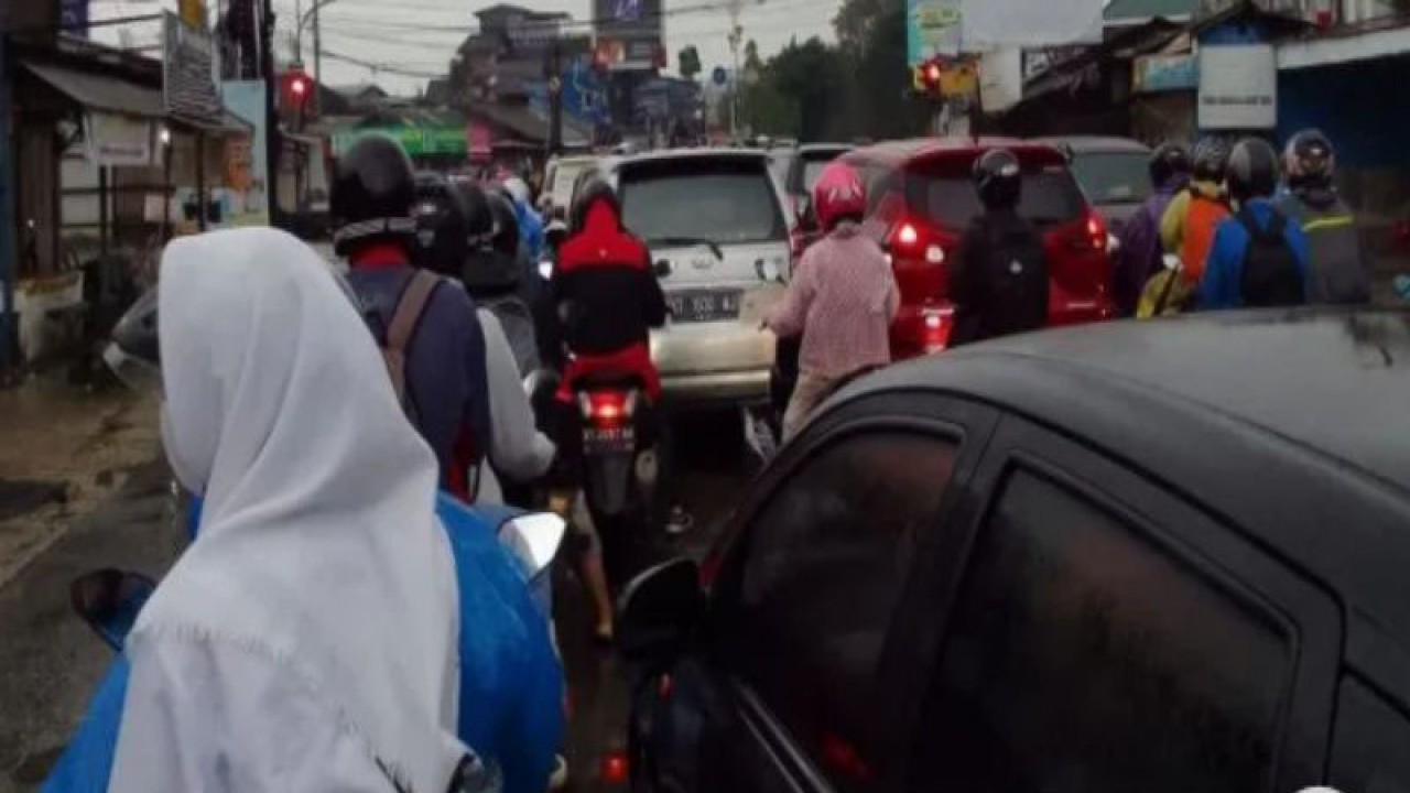 Suasana arus lalu lintas di simpang empat Jalan M.T. Haryono Samarinda. ANTARA/Fandi