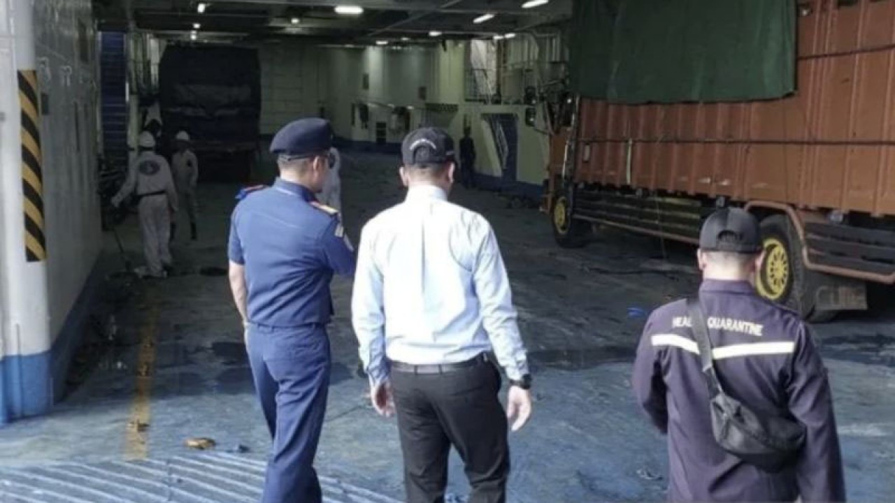 Sejumlah truk besar dalam KM Kirana I saat sandar di Pelabuhan Sampit, Selasa, (11/4/2023). (ANTARA/Norjani)