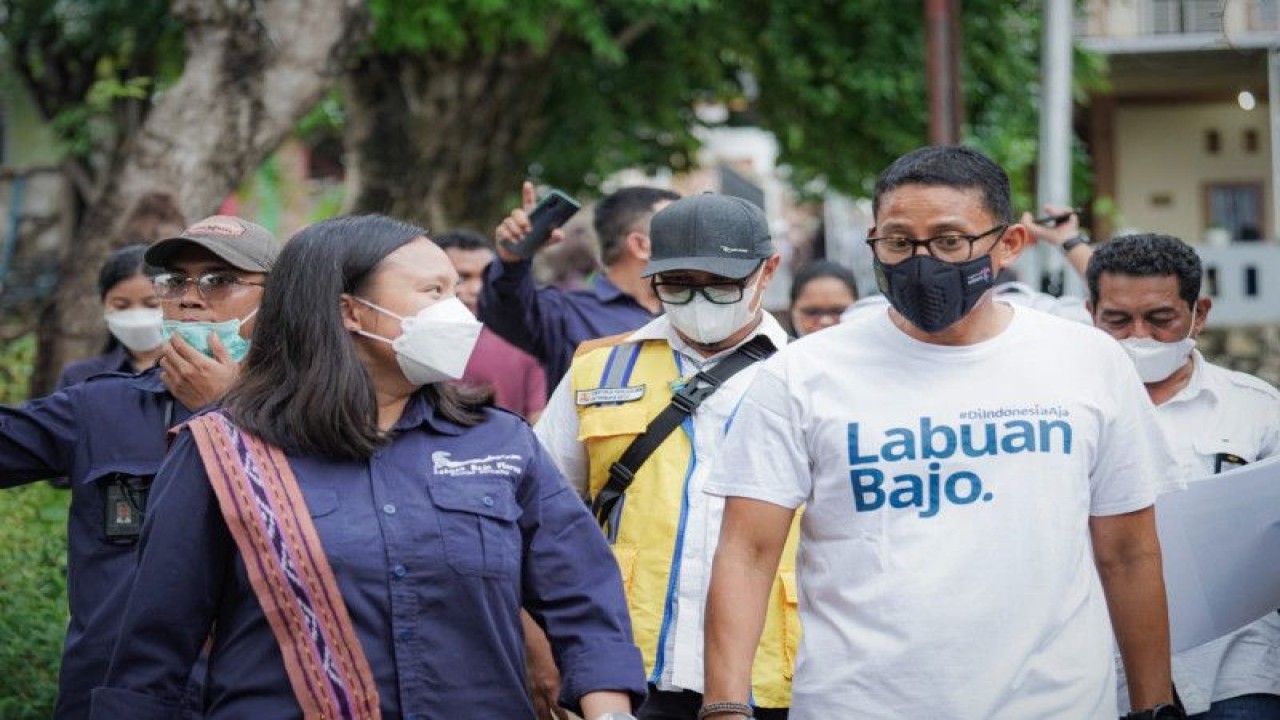 Menteri Pariwisata dan Ekonomi Kreatif Sandiaga Salahuddin Uno (kanan) dan Direktur Utama BPOLBF Shana Fatina di Labuan Bajo, Manggarai Barat, NTT. (ANTARA/HO-BPOLBF)