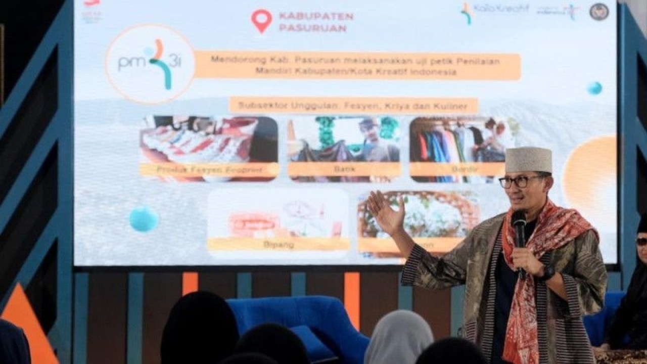 Menparekraf Sandiaga Salahuddin Uno dalam kunjungannya di Kabupaten Pasuruan, Jawa Timur, bersama jajaran pemerintah daerah, Minggu (16/4/2024). ANTARA/HO- Kemenparekraf.