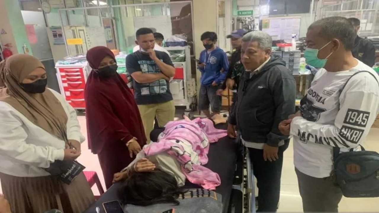 Bupati Kubu Raya Muda Mahendrawan mengunjungi santri yang dirawat di RSUD Sultan Syarif Mohammad Alkadrie Kota Pontianak karena terluka saat angin kencang menerjang bangunan asrama Madrasatul Qur'an di Desa Sungai Rengas, Kecamatan Sungai Kakap, Kabupaten Kubu Raya, Provinsi Kalimantan Barat, Senin (3/4/2023).  (ANTARA/Rendra Oxtora)