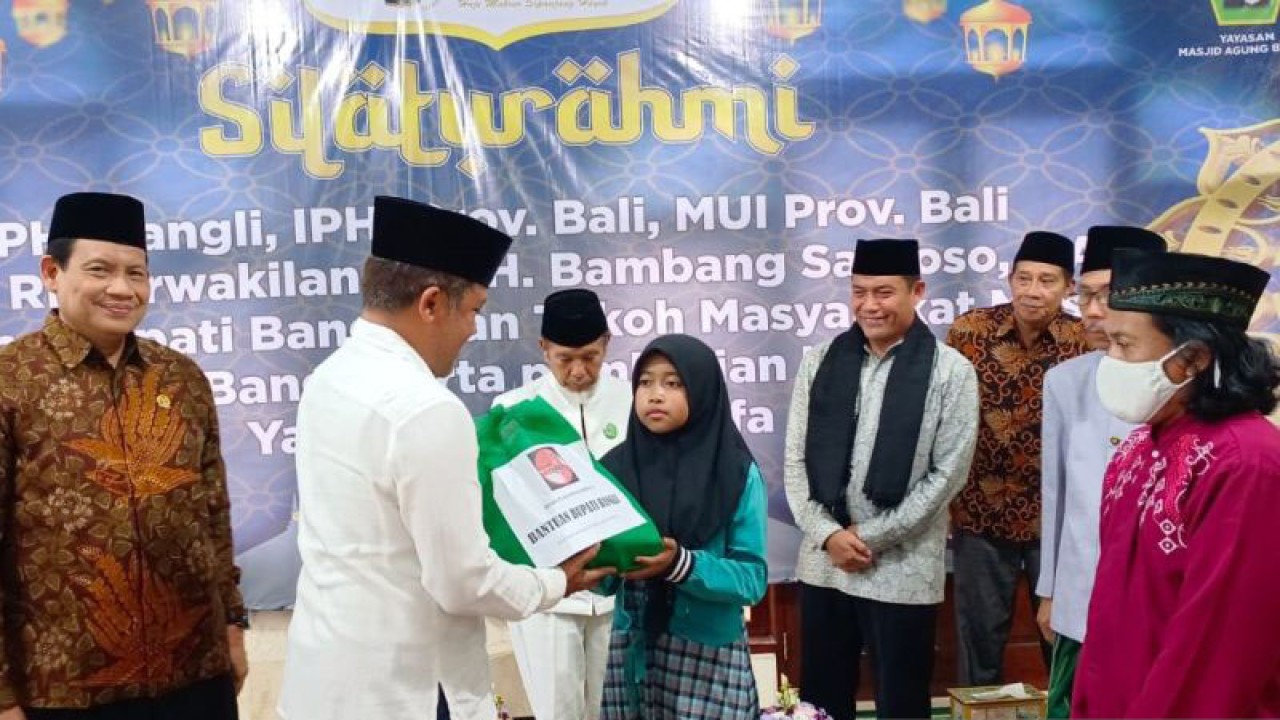 Bupati Bangli Sang Nyoman Sedana Arta menyerahkan santunan saat menghadiri acara silaturahmi dan pemberian santunan Yatim Piatu dan Dhuafa di Masjid Agung Bangli. (Dok Humas)