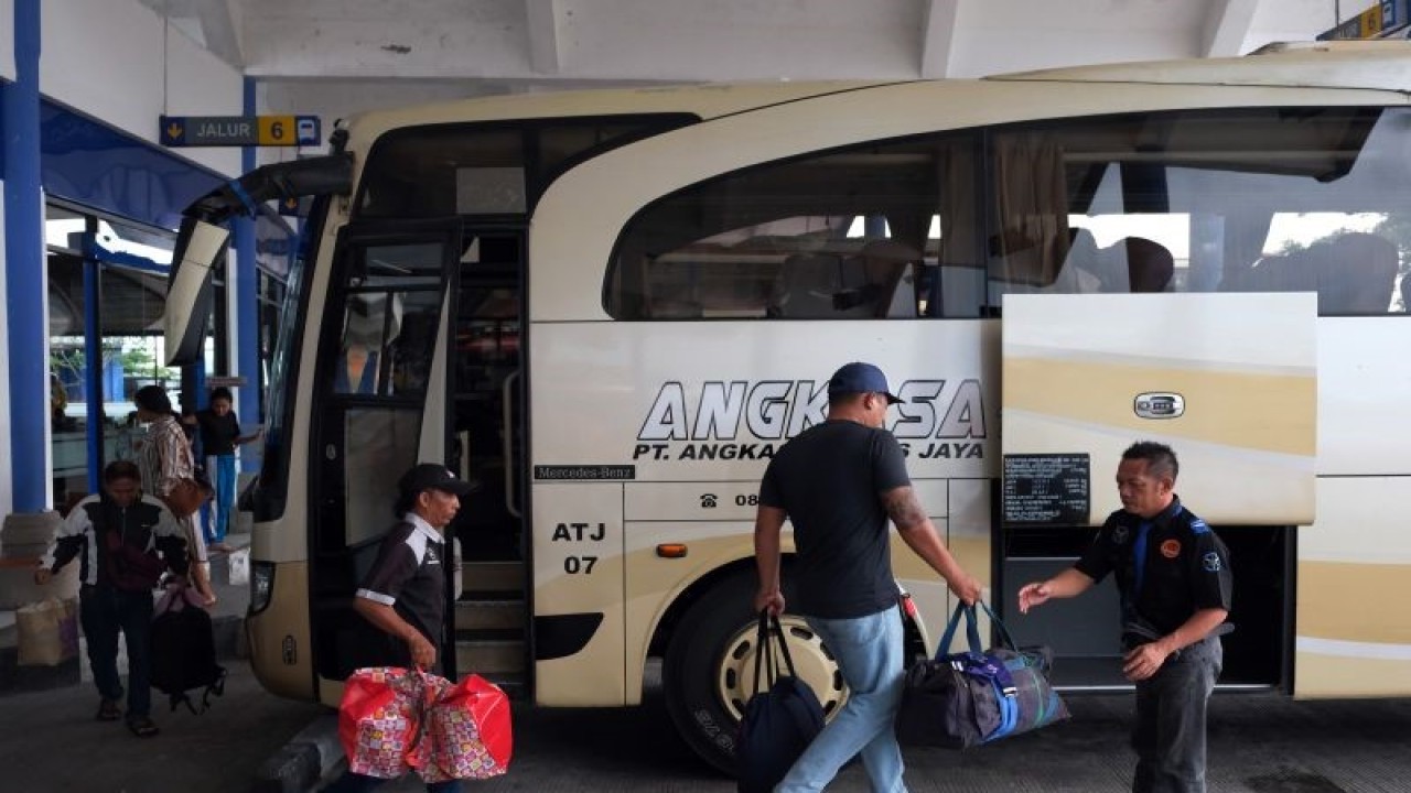 Penumpang memasuki bus antar kota antar provinsi (AKAP) saat akan pulang ke kampung halaman di Terminal Mengwi, Badung, Bali, Senin (3/4/2023). ANTARA FOTO/Nyoman Hendra Wibowo/tom.