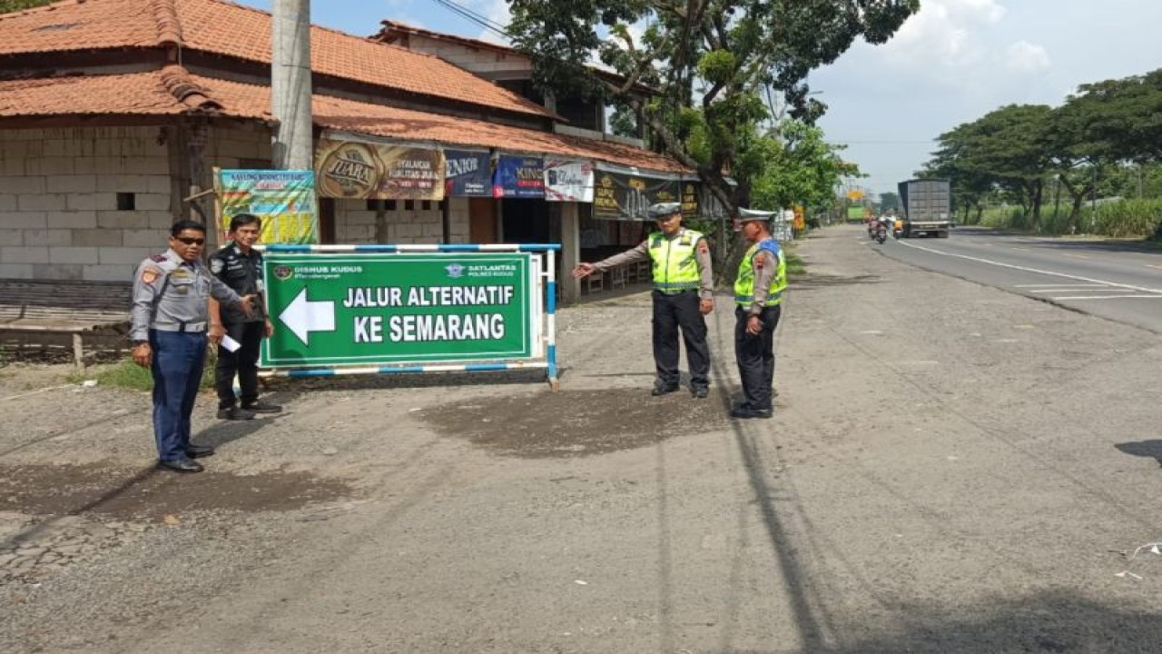 Rambu jalur alternatif dari arah Kabupaten Pati menuju Semarang disiapkan di Jalan Kudus-Pati, Jateng, Selasa (11/4/2023). (FOTO ANTARA/HO-Polres Kudus.)