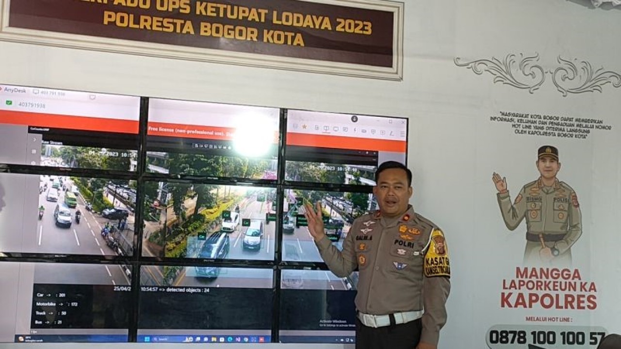 Kasatlantas Polresta Bogor Kota Kompol Galih Apria saat menerangkan arus lalu lintas yang terekam oleh aplikasi Bismo di Pos Pelayanan Terpadu Baranangsiang, Selasa (25/4/2023). (ANTARA/Linna Susanti)