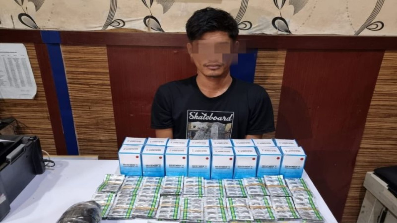 Warga Kampung Udeung, Desa Menasah Udeung, Kecamatan Bandarbaru, Kabupaten Pidie Jaya, ditangkap jajaran Satnarkoba Polres Sukabumi Kota karena mengedarkan belasan ribu butir obat keras terbatas ilegal. (ANTARA/Aditya Rohman)