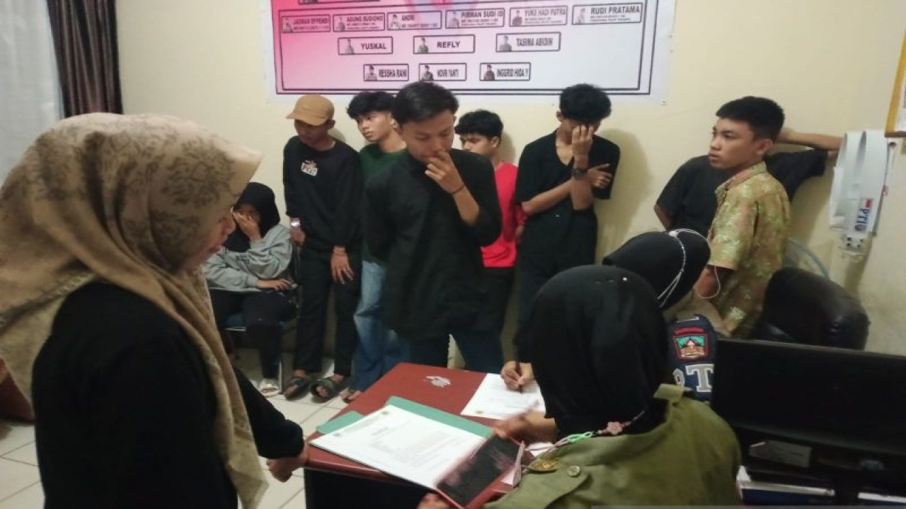 Petugas melakukan pemeriksaan terhadap sejumlah remaja yang terjaring rajin Satpol PP-Damkar setempat. (Antara/HO-Satpol-PP Damkar Dharmasraya)