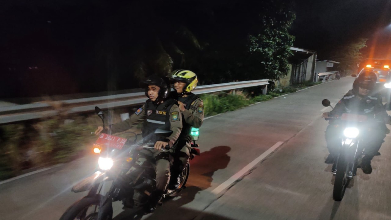 Anggota Satpol PP Kota Tangerang melakukan patroli saat malam sebagai upaya menekan terjadi peristiwa tawuran remaja jelang sahur