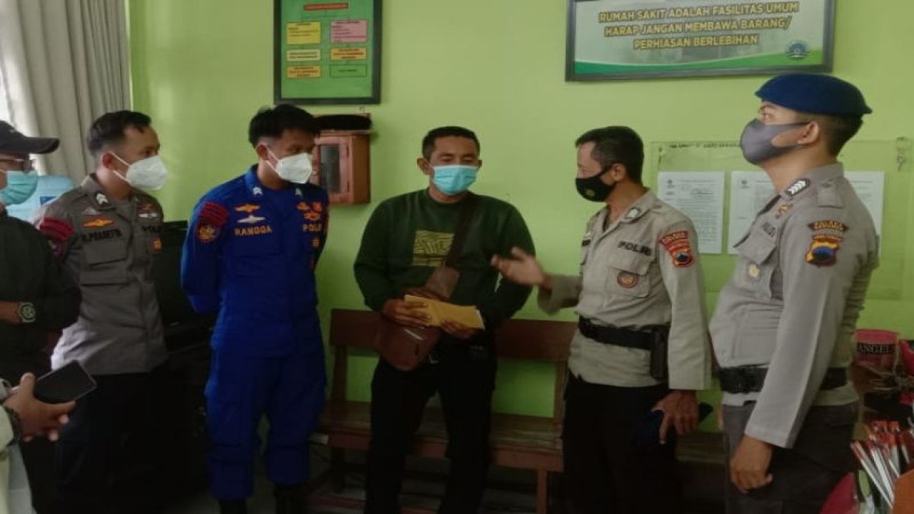 Sejumlah personel dari Satuan Polisi Air dan Udara Polres Garut berkoordinasi dengan jajaran kepolisian Polres Kebumen terkait penemuan jasad seorang nelayan di perairan Kebumen, Jawa Tengah. (ANTARA/HO-Satpol Airud Garut)