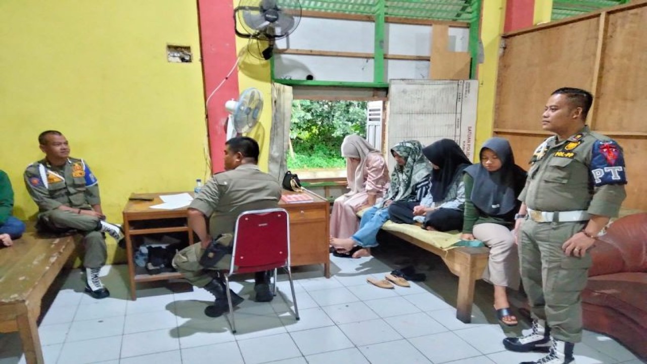 Pasangan ilegal yang diamankan di Mako Satpol PP Damkar Agam, Selasa (25/4/2023). ANTARA/HO-Satpol PP dan Damkar Agam