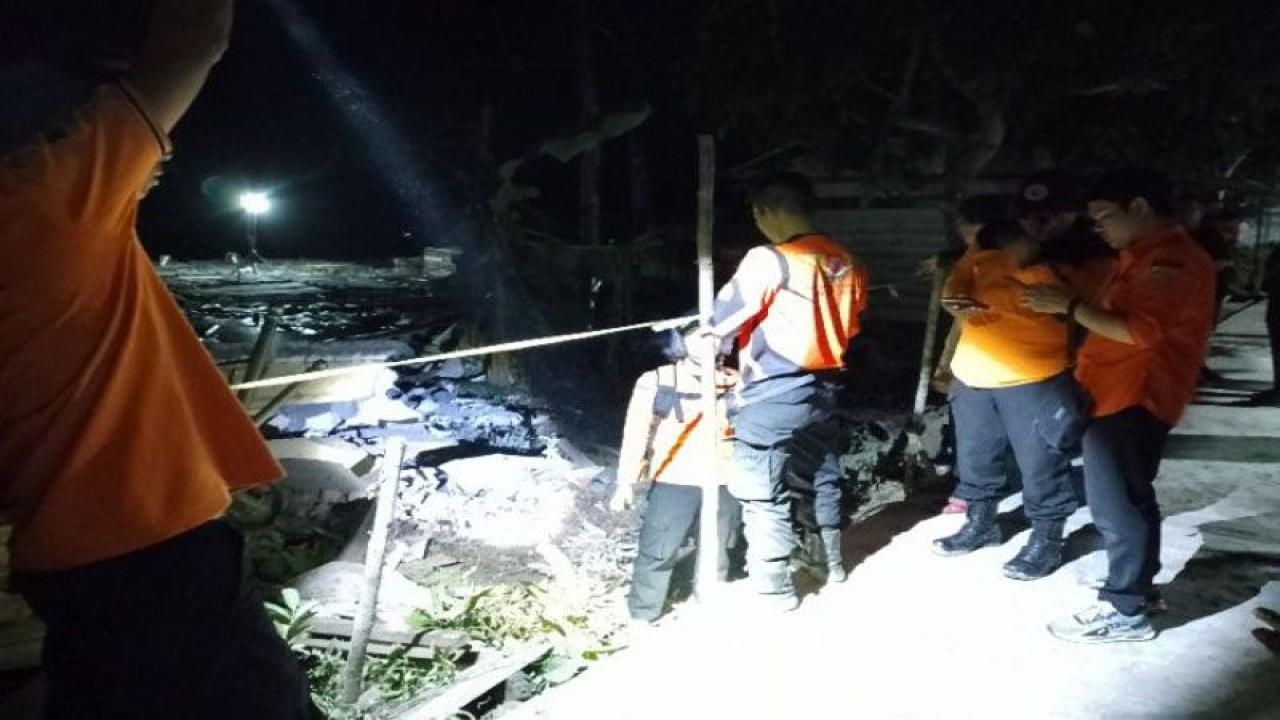 Rumah ambruk dan TRC BPBD saat berada di lokasi kejadian di Barito Selatan, Minggu (9/4/2023). ANTARA/HO-BPBD Barito Selatan