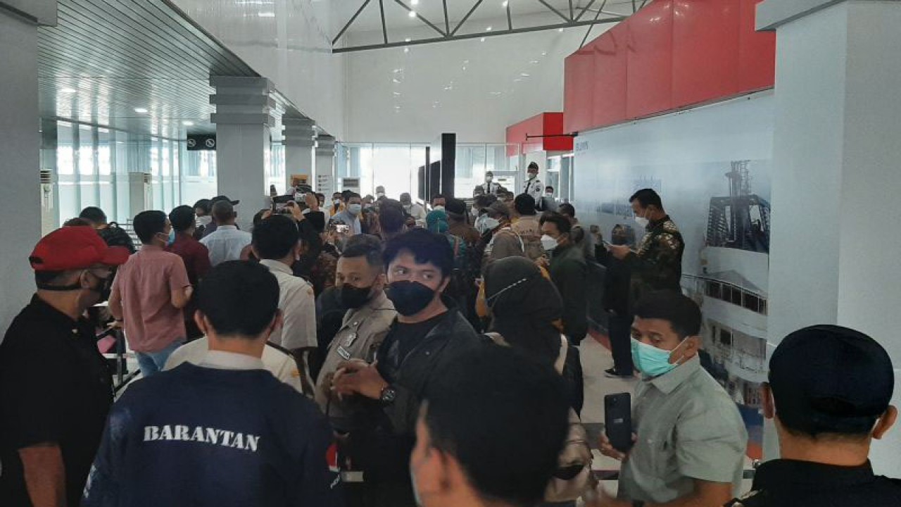 Suasana arus mudik Lebaran 2023 di Pelabuhan SBP Tanjungpinang, Kepri, Senin (17/4/2023). (ANTARA/Ogen)