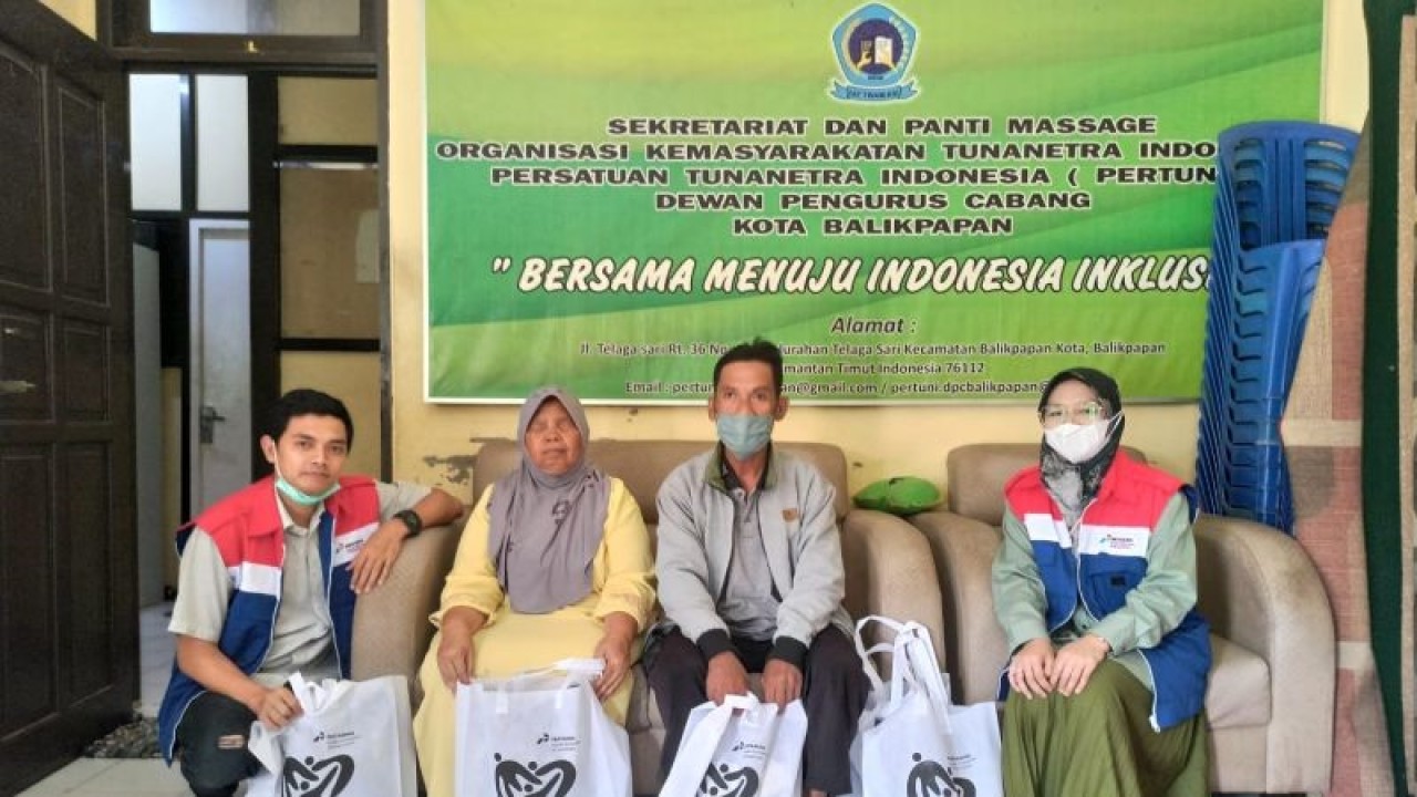 Sebagian donasi karyawan kilang Pertamina Balikpapan disalurkan kepada para penyandang tuna netra. (ANTARA/HO-KPI)