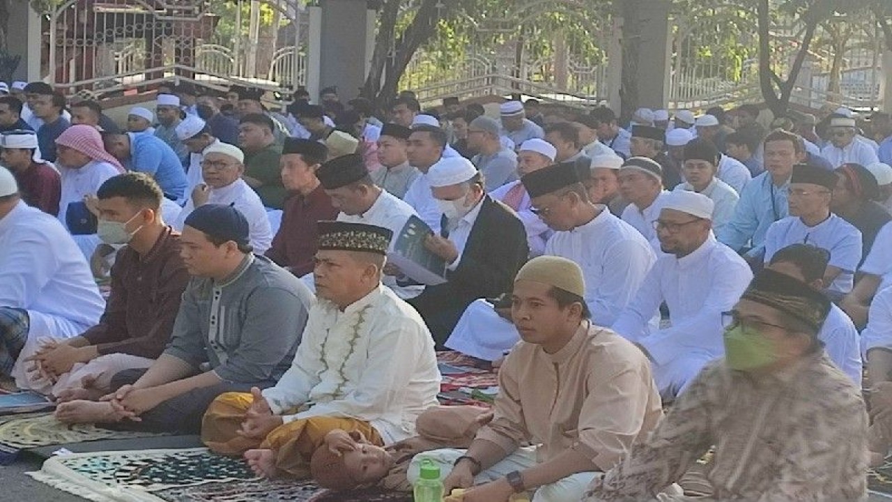 Sebagian umat Islam dk Kota Jayapura, Jumat (21/4) melaksanakan shalat Ied di halaman parkir pasca sarjana Universitas Cenderawasih di Abepura. (ANTARA/Evarukdijati)