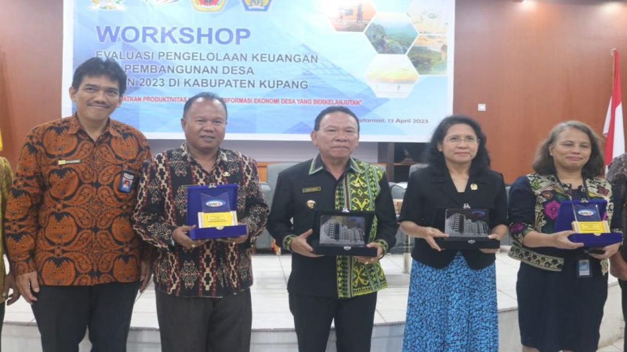 Bupati Kupang Korinus Masneno (ketiga dari kiri) bersama Kepala Perwakilan BPKP NTT, Sofyan Antonius (kiri) dalam kegiatan workshop tentang evaluasi pengelolaan keuangan dan pembangunan desa tahun 2023 yag dilakukan Badan Pengawasan Keuangan dan Pembangunan NTT. (ANTARA/HO-Prokompim setda Kabupaten Kupang)